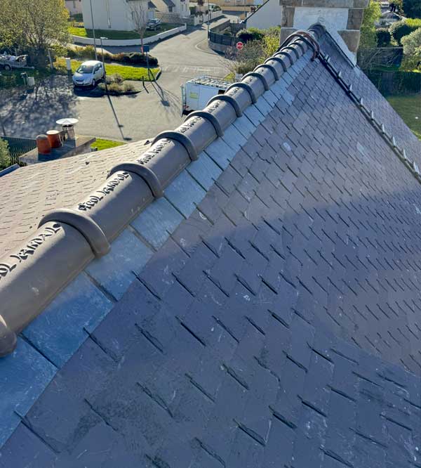 GOUIN RÉNOVATION COUVREUR AURAY : Artisan couvreur sur Auray et dans tout le Morbihan (56) : Réparation, rénovation de toitures et gouttières. Intervention d’urgence après tempête sur toiture en ardoise. Nettoyage et démoussage de toiture. Résine hydrofuge toiture. Nettoyage, réparation et peinture de façades. Nettoyage des extérieurs. Afin de vous garantir un service de proximité, l’entreprise GOUIN RÉNOVATION COUVREUR AURAY, basé sur Auray (56) intervient dans tout le Morbihan (56). 