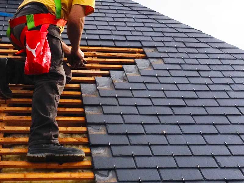 GOUIN RÉNOVATION COUVREUR AURAY : Artisan couvreur sur Auray et dans tout le Morbihan (56) : Réparation, rénovation de toitures et gouttières. Intervention d’urgence après tempête sur toiture en ardoise. Nettoyage et démoussage de toiture. Résine hydrofuge toiture. Nettoyage, réparation et peinture de façades. Nettoyage des extérieurs. Afin de vous garantir un service de proximité, l’entreprise GOUIN RÉNOVATION COUVREUR AURAY, basé sur Auray (56) intervient dans tout le Morbihan (56). 