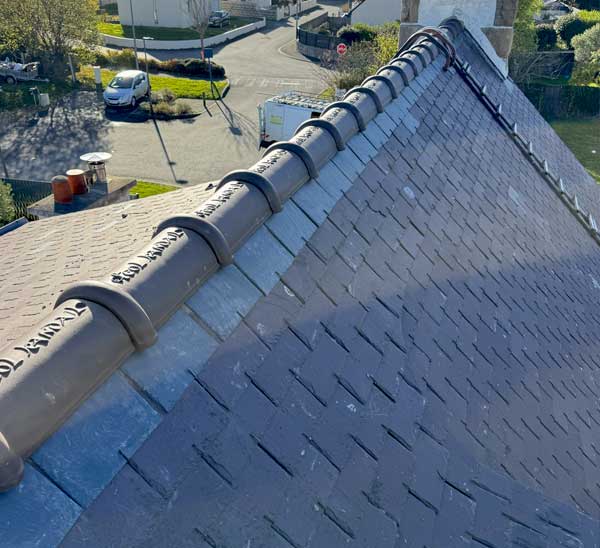 GOUIN RÉNOVATION COUVREUR AURAY : Artisan couvreur sur Auray et dans tout le Morbihan (56) : Réparation, rénovation de toitures et gouttières. Intervention d’urgence après tempête sur toiture en ardoise. Nettoyage et démoussage de toiture. Résine hydrofuge toiture. Nettoyage, réparation et peinture de façades. Nettoyage des extérieurs. Afin de vous garantir un service de proximité, l’entreprise GOUIN RÉNOVATION COUVREUR AURAY, basé sur Auray (56) intervient dans tout le Morbihan (56). 